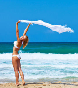 1-dancing-happy-girl-on-the-beach-anna-omelchenko