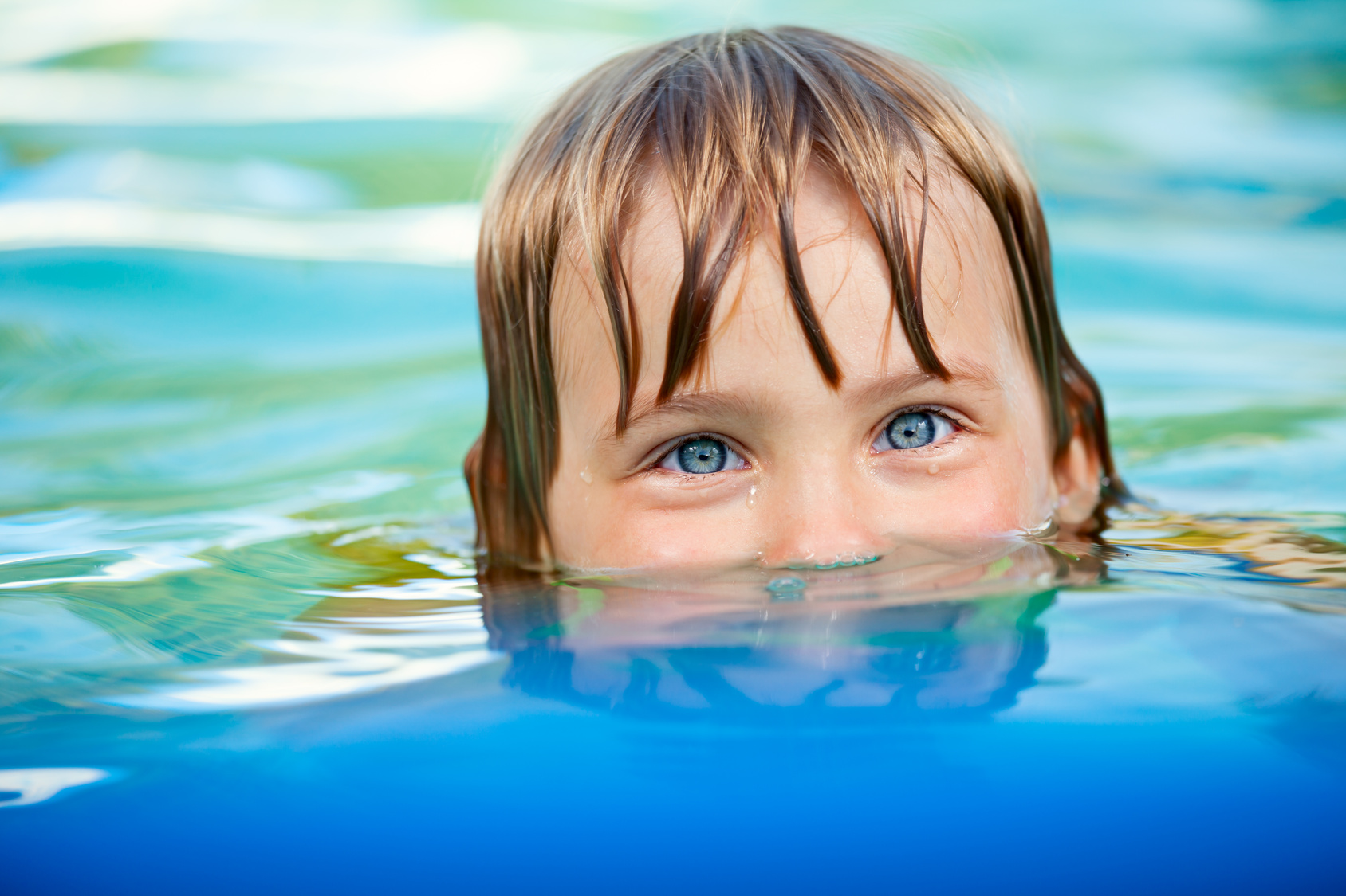 Дети вод читать. Дети воды. Ребенок под водой. Опускание лица в воду дети. Малыш в воде.