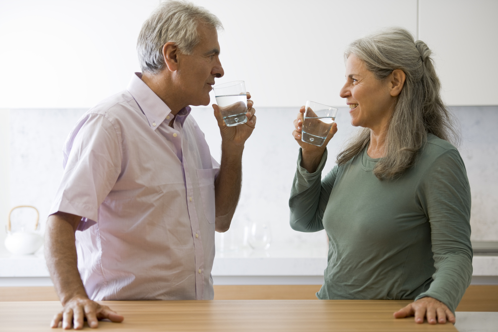 Попит возраст. Пожилые пьют воду. Старик пьет воду. Питье у пожилых. Мужчина и женщина пьют воду.